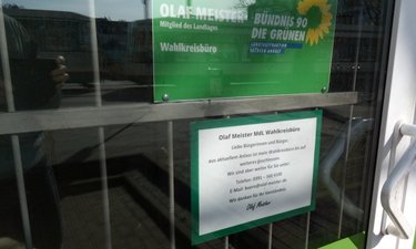 Tür des Wahlkreisbüros in Alt Salbke 89 mit einem Hinweis auf die vorübergehende Schließung.