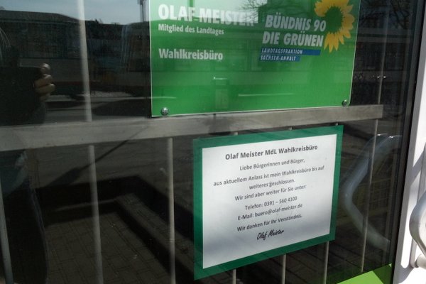 Tür des Wahlkreisbüros in Alt Salbke 89 mit einem Hinweis auf die vorübergehende Schließung.