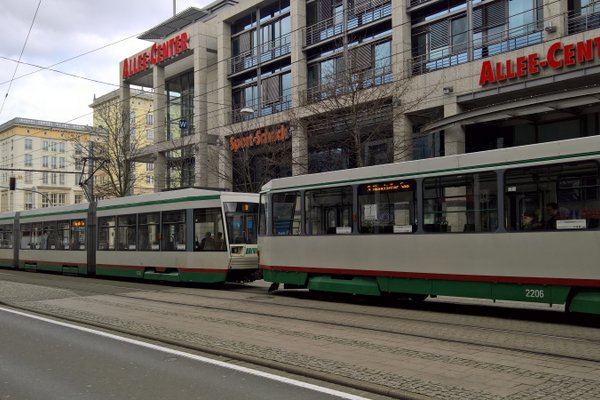 Straßenbahn NGT 8D mit Tatra-Anhänger vor dem Allee-Center.