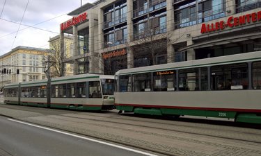 Straßenbahn NGT 8D mit Tatra-Anhänger vor dem Allee-Center.