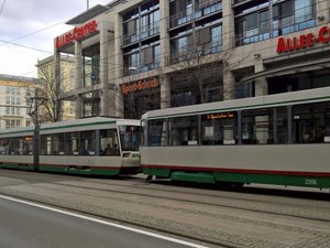 Straßenbahn NGT 8D mit Tatra-Anhänger vor dem Allee-Center.