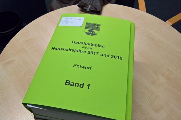 Tisch mit dem Haushaltsentwurf 2017-18.