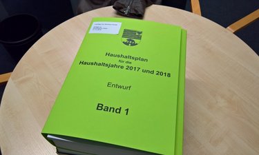 Tisch mit dem Haushaltsentwurf 2017-18.