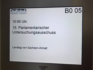Display neben der Eingangstür zum Untersuchungsausschuss mit Zimmernummer, Anfangszeit und 15. Parlamentarischer Untersuchungsausschuss.
