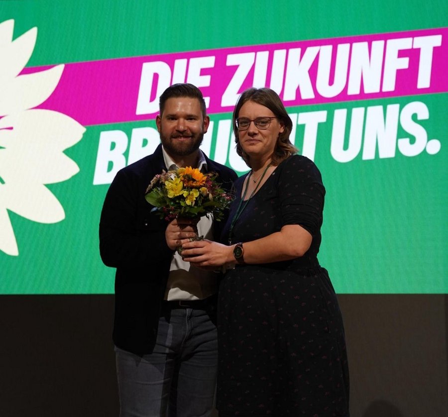Dennis Helmich überreicht Sandra Sinner Blumenstrauß Landesparteitag in der Lutherstadt Wittenberg