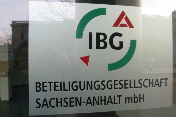 Firmenschild IBG im City Carré.