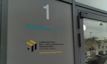 Eingangstür der BLSA mit Briefkasten.