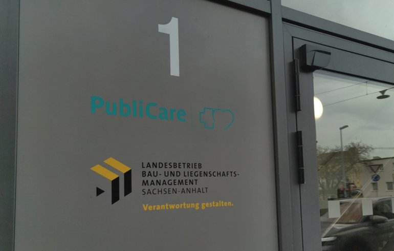 Eingangstür der BLSA mit Briefkasten.