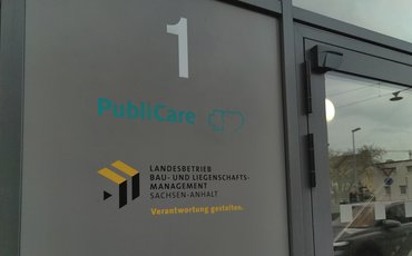 Eingangstür der BLSA mit Briefkasten.