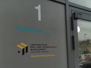 Eingangstür der BLSA mit Briefkasten.