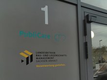 Eingangstür der BLSA mit Briefkasten.