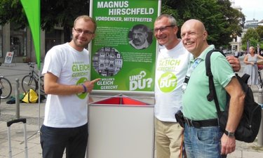 Stephan Bischoff, Volker Beck und Martin Pfarr am Standort der ehemaligen Praxis von Magnus Hirschfeld im Breiten Weg.