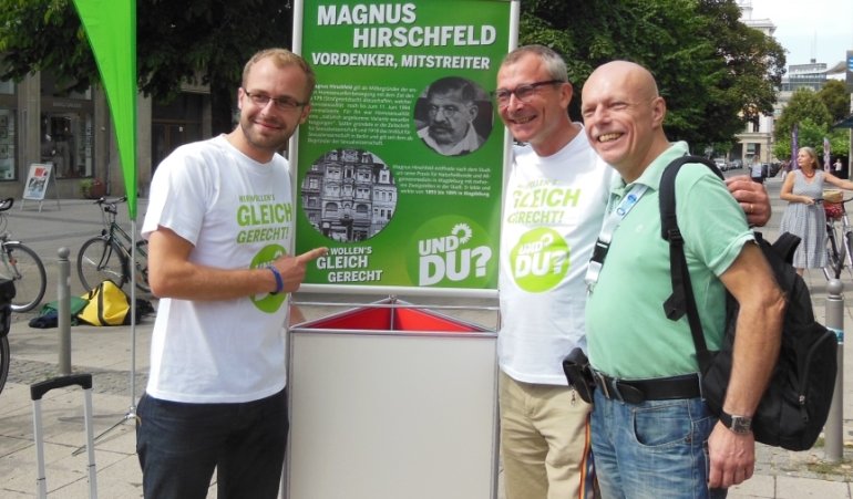 Stephan Bischoff, Volker Beck und Martin Pfarr am Standort der ehemaligen Praxis von Magnus Hirschfeld im Breiten Weg.