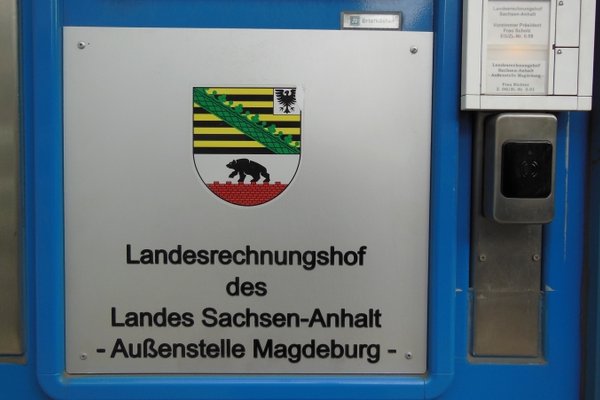 Eingang Landesrechnungshof in Magdeburg.