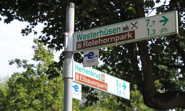 Fahrradwegweiser an der Anna-Ebert-Brücke, Elberadweg in Magdeburg.