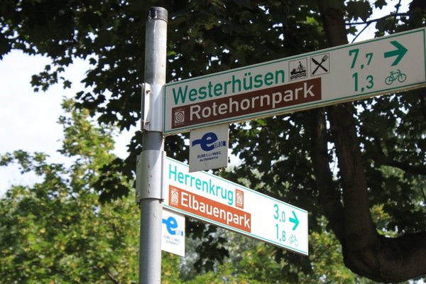 Fahrradwegweiser an der Anna-Ebert-Brücke, Elberadweg in Magdeburg.