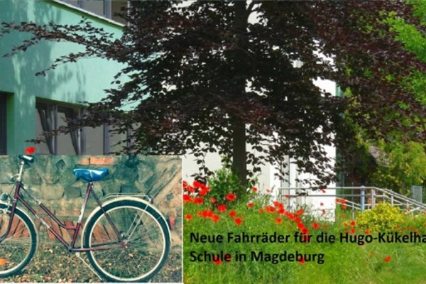 Kükelhaus mit Fahrrad im Vordergrund 