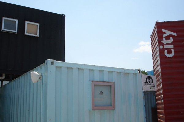 Verschiedene Wohncontainer.