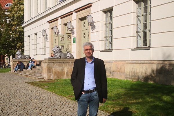 Olaf Meister vor der Martin-Luther-Universität