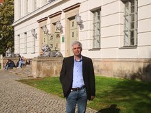 Olaf Meister vor der Martin-Luther-Universität