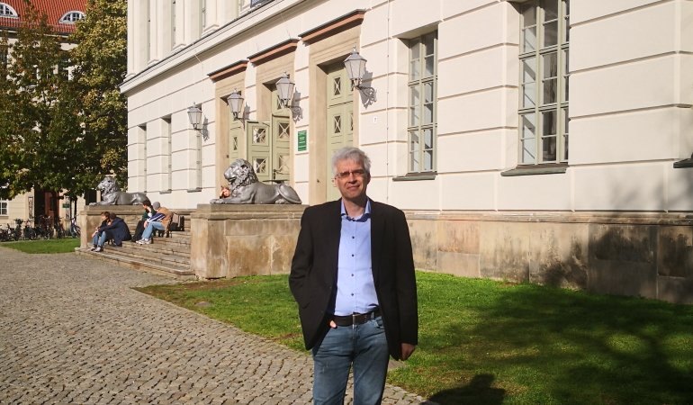 Olaf Meister vor der Martin-Luther-Universität