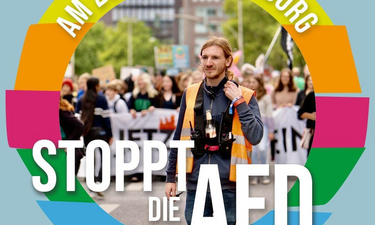 Stoppt AfD-Button mit Person