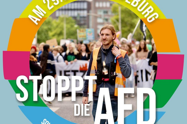 Stoppt AfD-Button mit Person