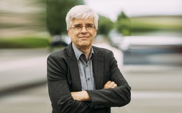 Außenfoto von Olaf Meister mit verwischtem Hintergrund.
