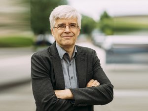 Außenfoto von Olaf Meister mit verwischtem Hintergrund.