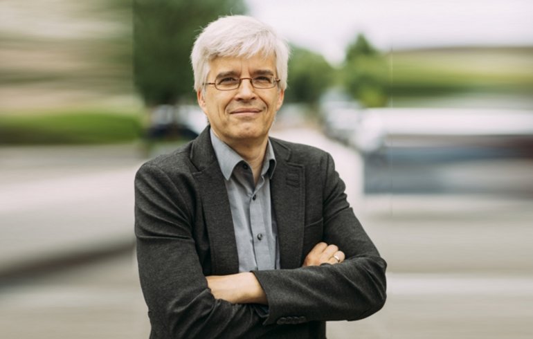 Außenfoto von Olaf Meister mit verwischtem Hintergrund.