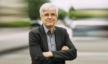 Außenfoto von Olaf Meister mit verwischtem Hintergrund.