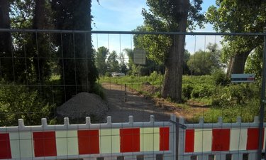 Baustelle Elberadweg zwischen den zwei Bäumen am Südeingang Fermersleber Hafen.