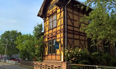 Frontalansicht des Rayonhauses von der Steinigstraße aus.