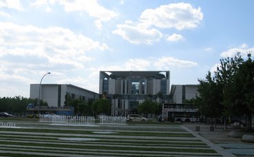 Blick auf den Eingang des Bundeskanzleramtes