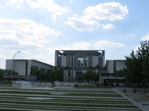 Blick auf den Eingang des Bundeskanzleramtes