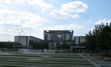 Blick auf den Eingang des Bundeskanzleramtes