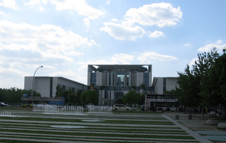 Blick auf den Eingang des Bundeskanzleramtes