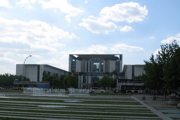 Blick auf den Eingang des Bundeskanzleramtes