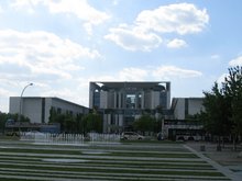 Blick auf den Eingang des Bundeskanzleramtes