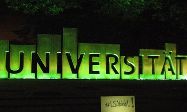 Grün beleuchteter Schriftzug Universität OVGU 