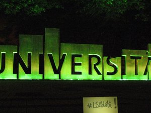Grün beleuchteter Schriftzug Universität OVGU