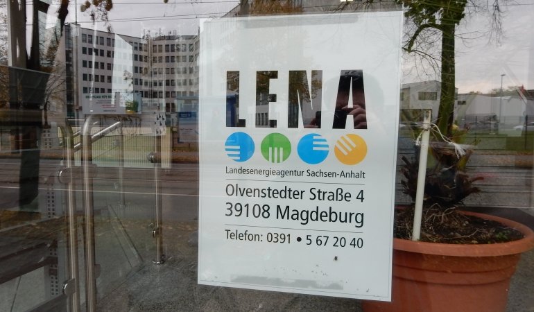 Glasvorbau Olvenstedter Str. mit Hinweisschild LENA.