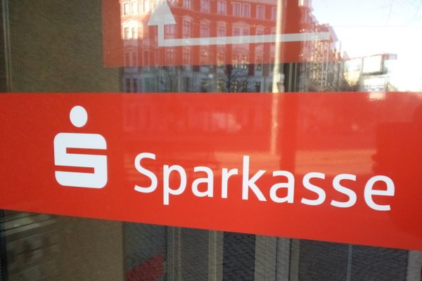Sparkassen-Logo auf einer Automatiktür am Eingang der Sparkassenfiliale am Hasselbachplatz.