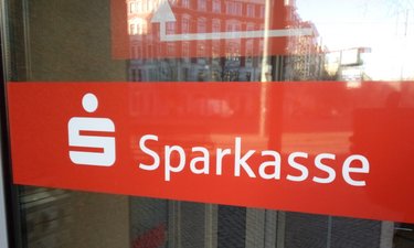 Sparkassen-Logo auf einer Automatiktür am Eingang der Sparkassenfiliale am Hasselbachplatz.