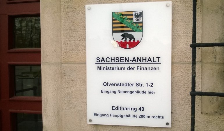 Hausschild am Finanzministerium in der Olvenstedter Str. 1-2.