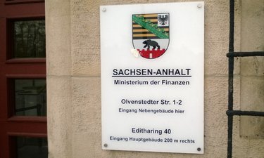 Hausschild am Finanzministerium in der Olvenstedter Str. 1-2.