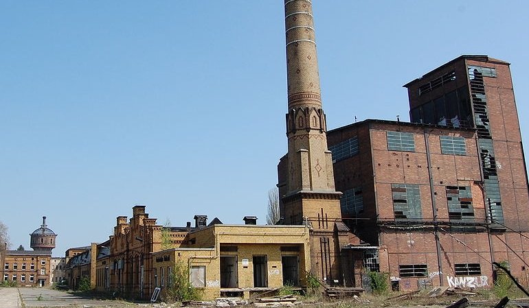 Das RAW Salbke im Jahr 2010 mit der ehemalige Kessel- und Maschinenanlage. Im Hintergrund ist der damals noch unsanierte Salbker Wasserturm zu sehen.