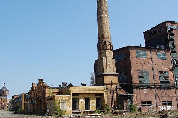 Das RAW Salbke im Jahr 2010 mit der ehemalige Kessel- und Maschinenanlage. Im Hintergrund ist der damals noch unsanierte Salbker Wasserturm zu sehen.