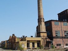 Das RAW Salbke im Jahr 2010 mit der ehemalige Kessel- und Maschinenanlage. Im Hintergrund ist der damals noch unsanierte Salbker Wasserturm zu sehen.