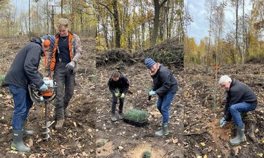 Olaf Meister beim Pflanzloch bohren, verteilen und Pflanzen der Setzlinge.